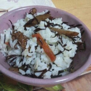 混ぜるだけなのにかなり本格的！ひじきご飯